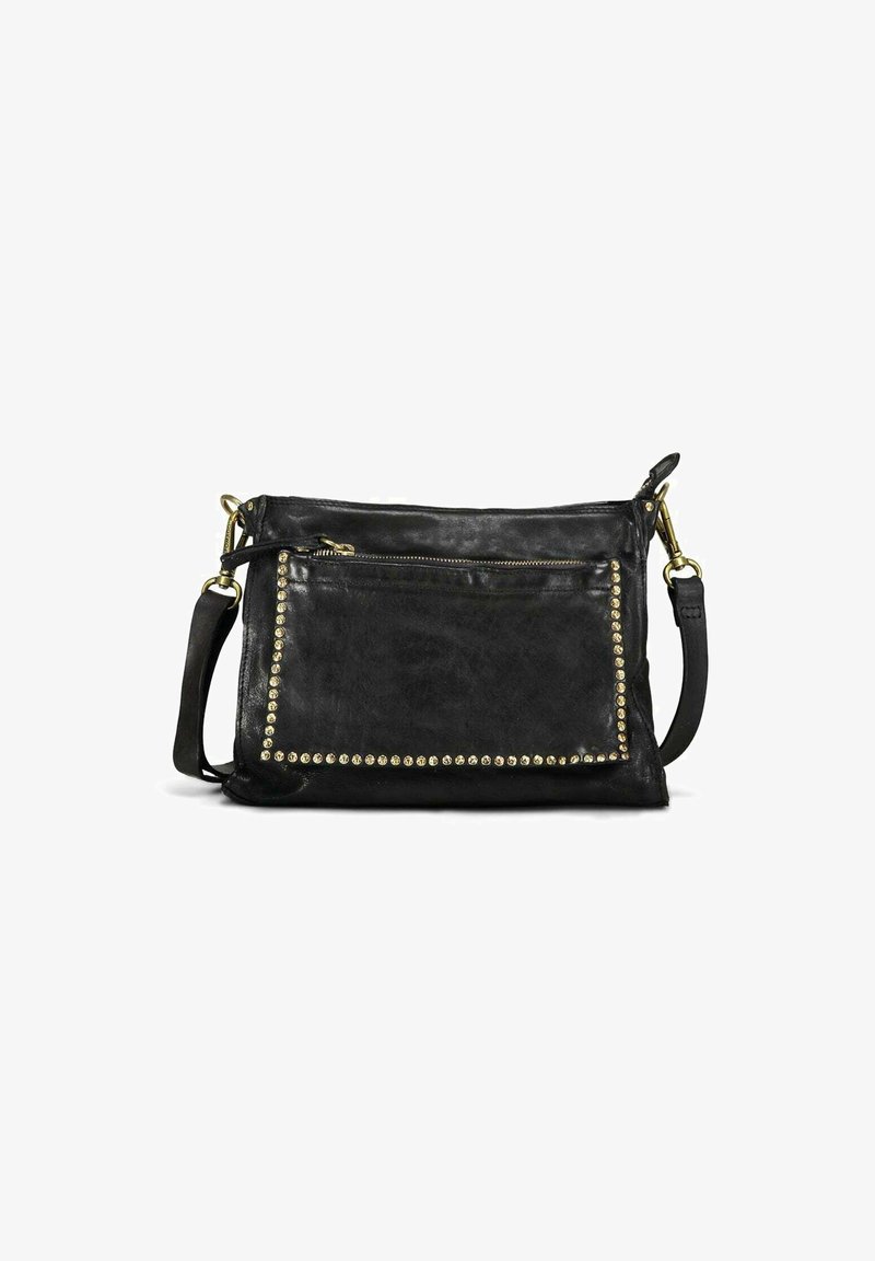 Borsa a tracolla in pelle nera con accenti di borchie dorate, tasca frontale con zip e tracolla removibile. Texture liscia e forma rettangolare.