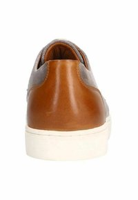 Sneaker con tallone in pelle marrone e tomaia in tessuto grigio. Suola in gomma bianca con dettagli di cucitura. Design pulito e minimalista.