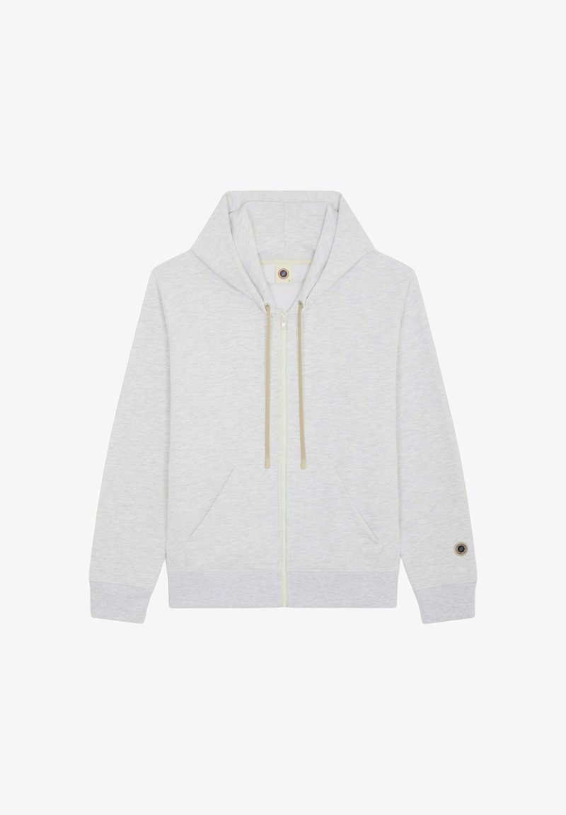 Sweat à capuche gris clair zippé avec poches avant, cordons beiges et un petit patch circulaire sur le poignet de la manche gauche.