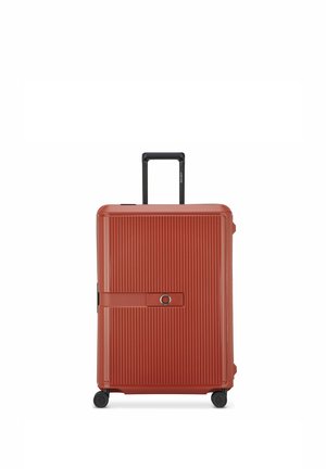 Maleta rígida roja con relieves verticales, asa telescópica negra, cuatro ruedas y cerradura de combinación incorporada en la parte frontal.