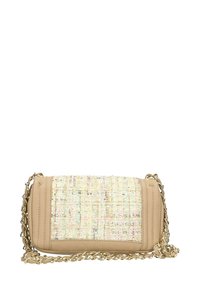 Borsa beige con un pannello in tessuto intrecciato multicolore e testurizzato e una tracolla in catena dorata. Presenta una forma rettangolare e bordi lisci.