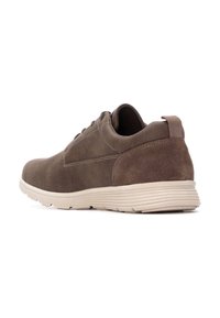 Zapatillas de ante marrón con parte superior texturizada, diseño con cordones, collar acolchado y suela de goma. Presentan una suela beige contrastante.