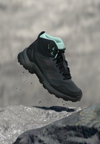 Ausgewählt, carbon/core black/semi flash aqua