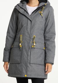 Šedá kapucová bunda z texturované tkaniny, s žlutými stahovacími šňůrkami, patentními knoflíky a dvěma velkými předními kapsami.