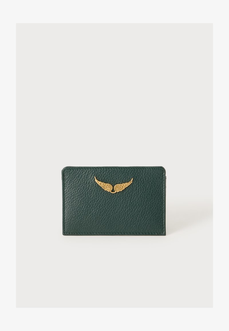 Porte-cartes en cuir texturé vert foncé avec une petite paire d’ailes décoratives dorées à l’avant sur fond blanc.