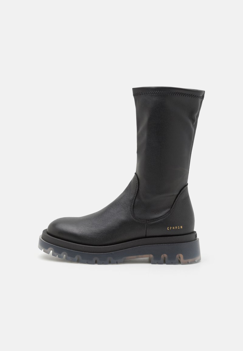 Černá kožená vysoká bota po kolena s robustní gumovou podrážkou, hladkým povrchem a jemným logem na boku. Elegantní, minimalistický design.