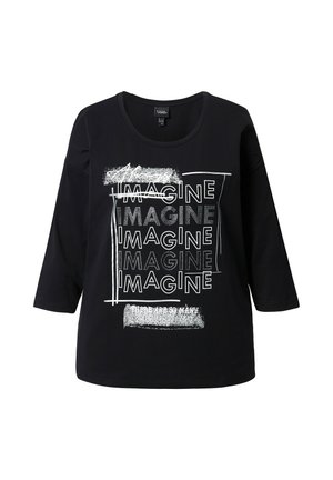 Zwarte katoenen T-shirt met driekwart mouwen, voorzien van een grafisch tekstontwerp. De tekst bevat meerdere keren "IMAGINE" in verschillende lettertypen en texturen.