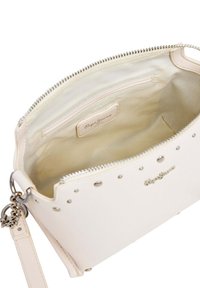 Borsa in pelle sintetica bianca con dettagli in borchie d'argento, chiusura con cerniera e interno foderato in tessuto con una piccola tasca.