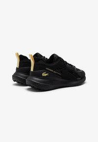 Czarne sneakersy z teksturowaną cholewką, kontrastowym jas yellow elementem pięty i subtelnym logo. Posiadają amortyzowaną podeszwę z wzorami antypoślizgowymi.