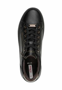 Sneaker nera con una parte superiore in pelle liscia, dettagli testurizzati, lacci neri a contrasto e una cerniera laterale per un facile accesso.