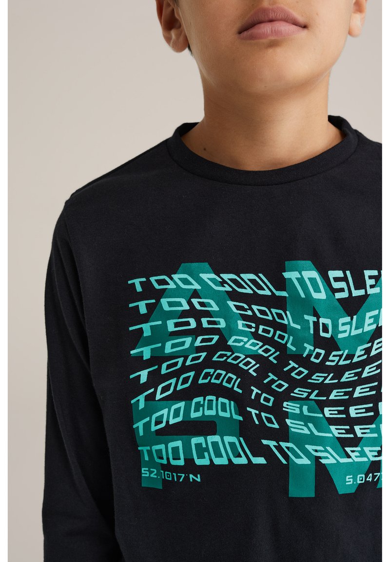 Dlhý rukáv čierne tričko s tyrkysovým grafickým textom, ktorý znie "PRÍLIŠ CHLADNÝ NA SPANIE" a súradnicami "52.1017'N 5.0477'E."