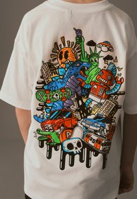 Next RELAXED FIT SHORT SLEEVE GRAPHIC STANDARD - Nyomott mintás póló - white grafitti backprint