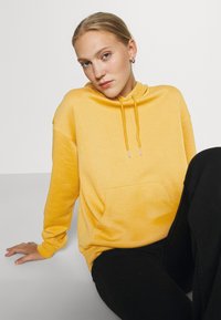 ONLY ONLJODA EVERY HOODIE - Camisola - golden spice