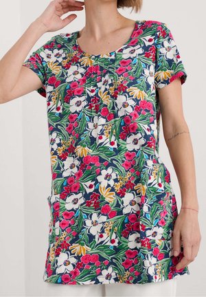 Tunika med blomsterprint i marineblå, med hvide, pink og gule blomster. Korte ærmer, rund halsudskæring, med plisseret front og sidelommer.