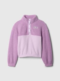 Lilla fleece pullover med høj krave, der har et lyse lilla panel og trykknapper. "GAP" logoet er broderet på brystet.