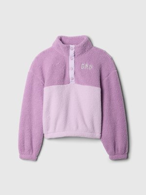 Pullover en polaire violet avec un col montant, présentant un panneau violet clair et des boutons-pression. Logo "GAP" brodé sur la poitrine.