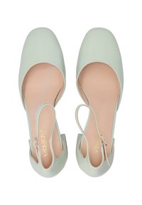 Mintgroene leren slingback hakken met een ronde neus en uitsnijdingen. Heeft een gladde textuur en een lage blokhak. Gouden branding zichtbaar.