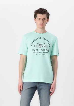 Lichtgroene T-shirt met korte mouwen en ronde hals, afgewerkt met de grafische tekst "Authentic Classics" en het logo van "Tom Tailor" in donkere opdruk.