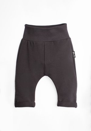 Czarne miękkie bawełniane spodnie dla niemowląt z podwiniętymi mankietami i elastycznym pasem, na białym tle.