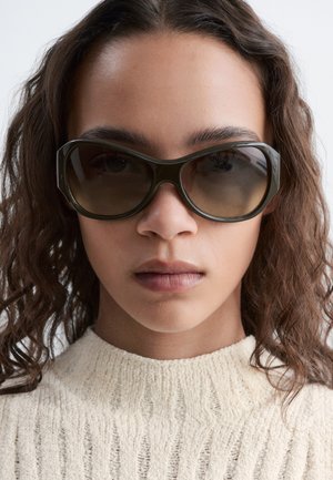 & OTHER STORIES, & OTHER STORIES OVERSIZED CURVED SUNGLASSES - Zonnebril - dark green