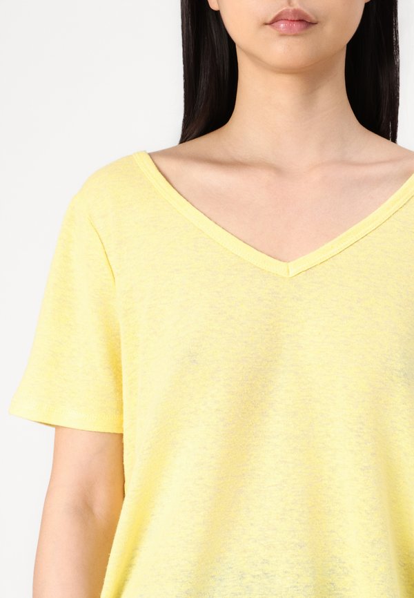 OBJTHEA V NECK - Basic T-shirt - daffodil2