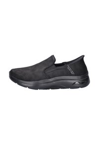 Zwarte instapschoenen van een suede-achtige stof met een gladde textuur, een ronde neus en een gevoerde zool ontworpen voor comfort.