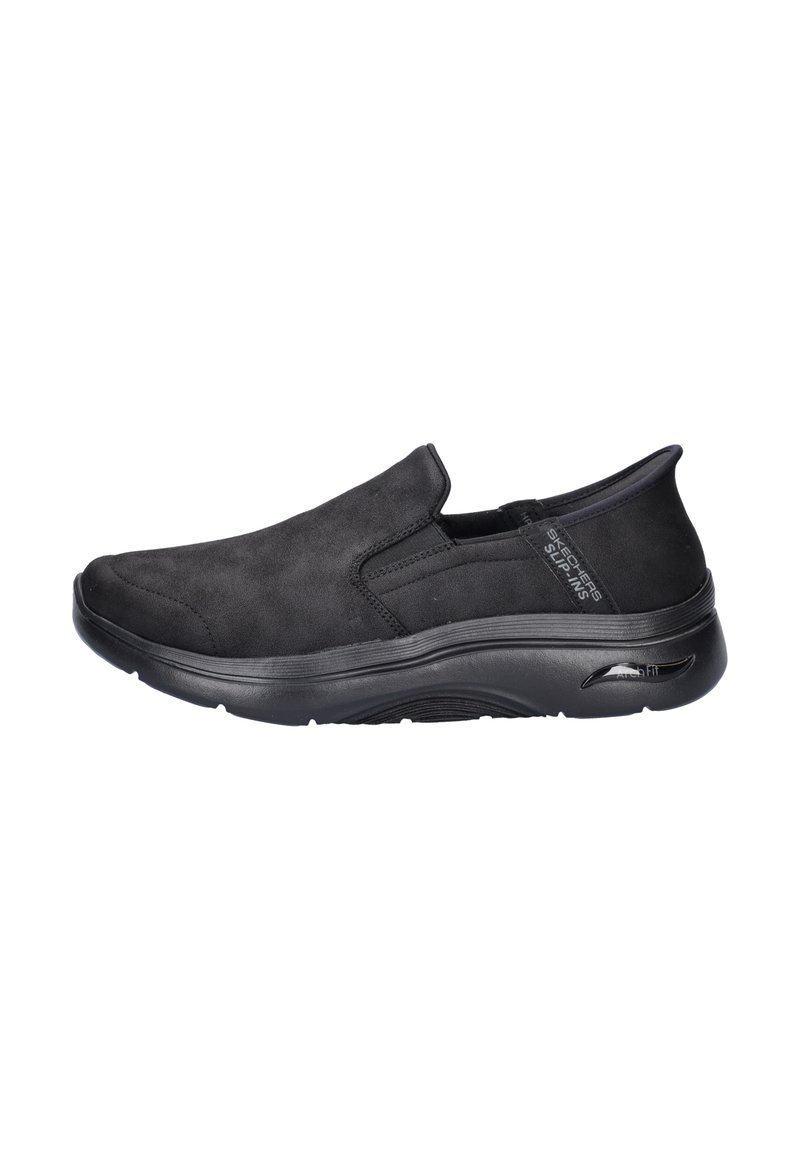 Zwarte instapschoenen van een suede-achtige stof met een gladde textuur, een ronde neus en een gevoerde zool ontworpen voor comfort.