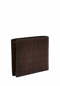 Brun plånbok i läder med krokodilstruktur och bi-fold design, med synlig sömnad och en slät yta. Kompakt och hållbar.