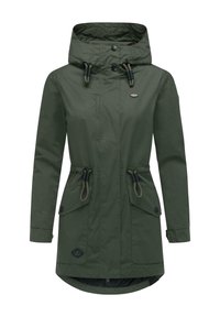 Oliwkowa wodoodporna kurtka z kapturem, ześciągaczem w talii, dwoma przednimi kieszeniami i wydłużonym tyłem. Posiada zapięcia na guziki oraz zamek błyskawiczny.