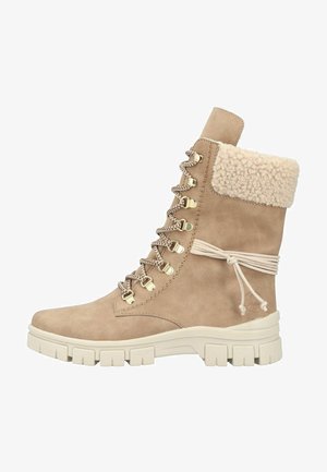Hellbraune Wildleder-Schnürstiefel mit einem flauschigen beigen Kragen, goldenen Beschlägen und einer klobigen weißen Sohle. Mit dekorativen Schnürsenkeln und einer seitlichen Bindung.