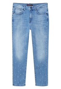 Jeans de denim azul claro con corte recto, que presentan un lavado desvanecido y pequeños patrones sutiles en toda la prenda. Cinco bolsillos y cierre de botón.