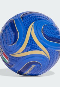 Mini pallone da calcio Adidas Trionda blu e oro con patch della bandiera italiana e pannelli a texture su uno sfondo chiaro.