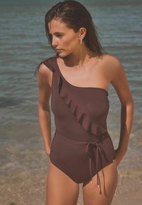 Next FRILL ONE SHOULDER BELTED TUMMY SHAPING CONTROL - Jednodílné plavky - brown