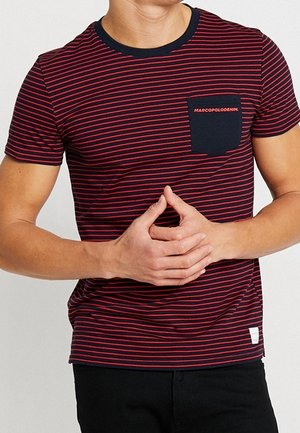 T-shirt à manches courtes rayé rouge et marine avec un col rond et une poche poitrine ornée d'un logo texte. Le tissu semble lisse et ajusté.