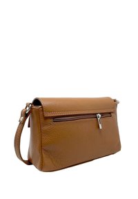 Borsa a pochette in pelle marrone con finitura testurizzata, patta superiore e tasca frontale con zip. Dotata di tracolla staccabile.