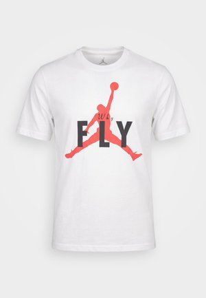 Weißes T-Shirt mit kurzen Ärmeln, roter Silhouette eines Basketballspielers, der springt, den Ball hält, und dem Schriftzug „Why FLY“ über der Brust.