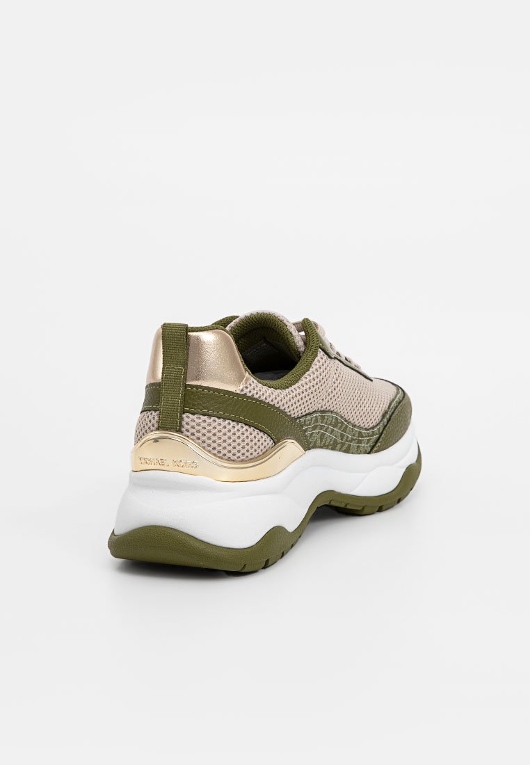 Le sneakers presentano una tomaia in rete e tessuto di colore oliva e beige, dettagli dorati, un colletto imbottito e una suola bianca e testurizzata con il marchio sul tallone.