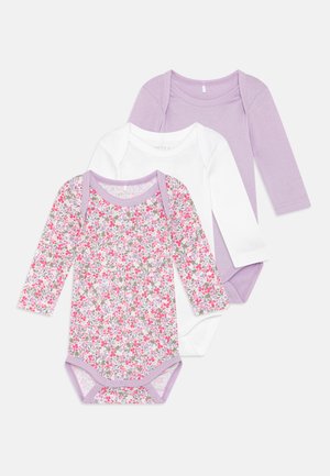 Tre body a maniche lunghe: uno con un motivo floreale rosa, uno bianco e uno viola chiaro. Tutti presentano chiusure a pressione e bordi a contrasto.