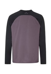 T-shirt de sport à manches longues avec des manches noires et un panneau arrière violet atténué, comportant un petit logo près de l'encolure au dos.