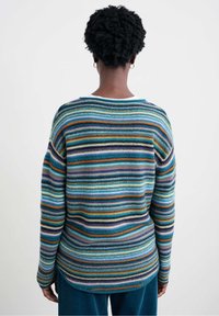 Maglione a righe multicolore con vestibilità ampia, texture in maglia e orlo arrotondato. Presenta righe blu, arancioni, viola e nere.