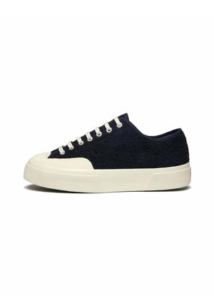 Sneaker bassa in suede blu navy con suola in gomma crema e retro testurizzato, dotata di occhielli e lacci bianchi. Design con punta rotonda classica.