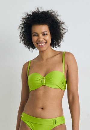 Zeleni bikini set z mehkimi bandeau topom, ki ima sprednji vozel kot poudarek in nastavljive naramnice, kombiniran z visokim pasom in zlatim okrasjem.