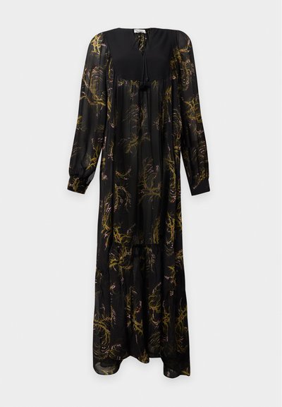 Longue robe noire transparente avec des motifs floraux jaunes et roses, manches longues, encolure carrée et détail noué au niveau de la poitrine.