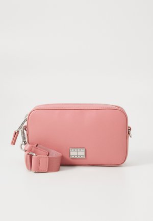 Rozā sintētiska crossbody soma ar taisnstūra formu, ar rāvējslēdzēja aizdari un logotipa detaļu priekšpusē. Iekļauta regulējama siksna.
