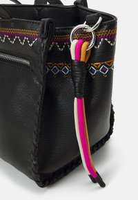 Schwarze Lederhandtasche mit bunten Stickereien, einem geflochtenen Riemen und einem Metallschlaufe-Anschluss. Texturierte Oberfläche mit kontrastierenden Akzenten.