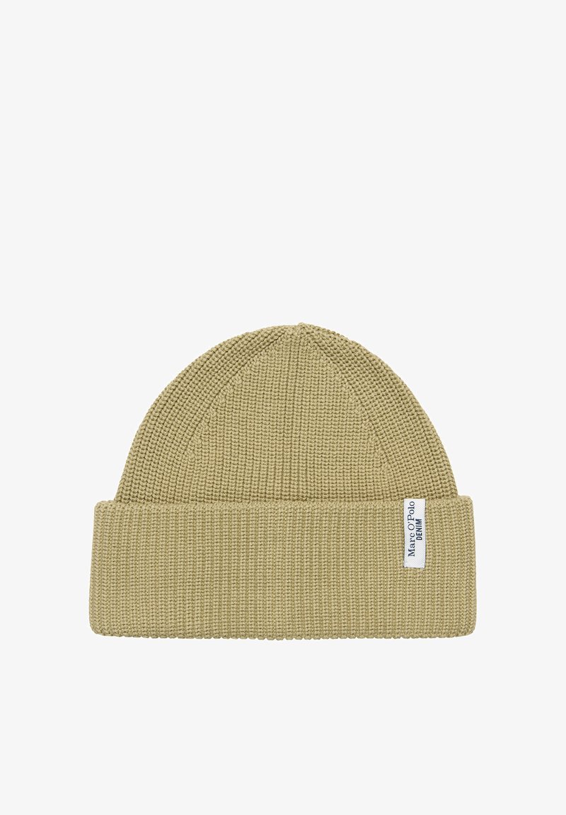 Dzianinowa czapka typu beanie w jasnym oliwkowym kolorze. Posiada teksturowany, prążkowany wzór oraz podwinięty mankiet. Po boku znajduje się biały, markowy label.