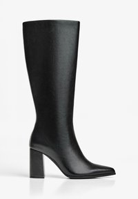 Schwarze knielange Stiefel aus synthetischem Leder. Verfügt über eine spitze Zehenform und einen klobigen Blockabsatz, mit einer glatten Textur und minimalistischem Design.