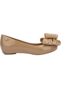 Ballerine patenti beige con un grande fiocco decorativo sulla punta, adornate con accenti floreali dorati e un discreto dettaglio del logo sul tallone.