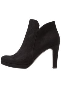 Schwarze Wildleder-Stiefeletten mit elegantem Design, spitzer Zehenform und hohen Stiletto-Absätzen. Verfügen über eine versteckte Plateausohle und geschwungene Ausschnittseiten.