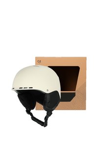 Hvid skihjelm med en glat mat finish, sort polstring, justerbar hagespænd, og ventilationshuller, ved siden af en papkasse med en udskæring.